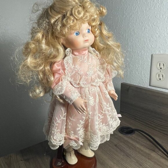 Vintage 1980 GEPPEDO PORCELAIN DOLL 12’ - Picture 9 of 16
